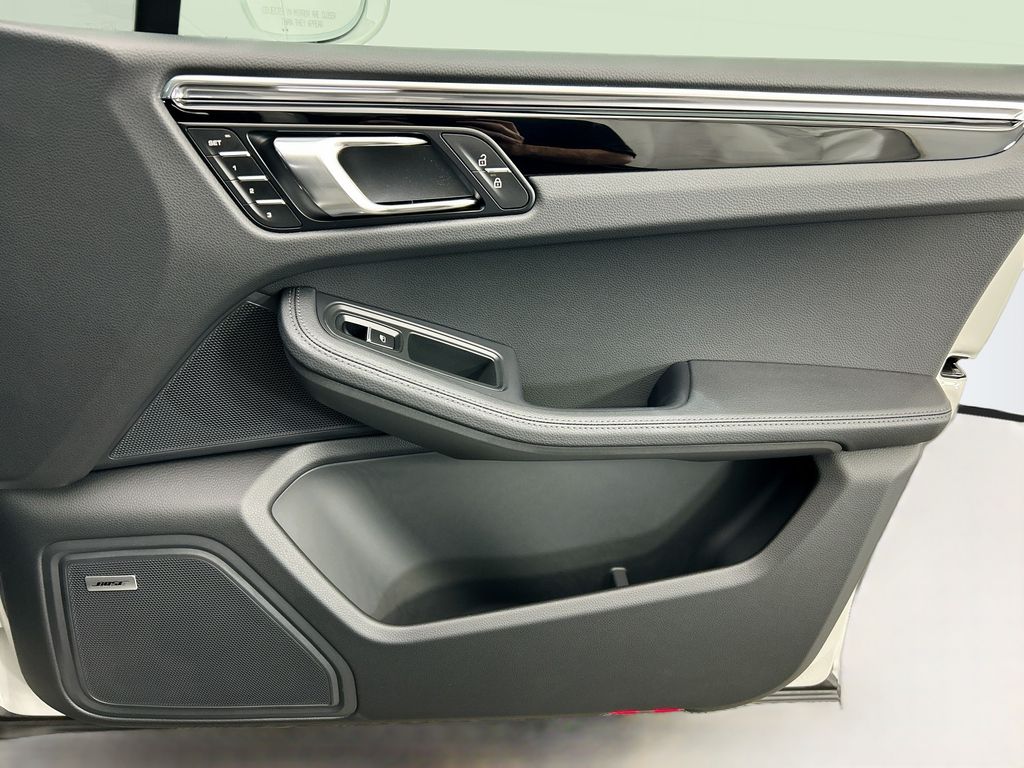 Thumbnail: 2026 Porsche Macan - 26