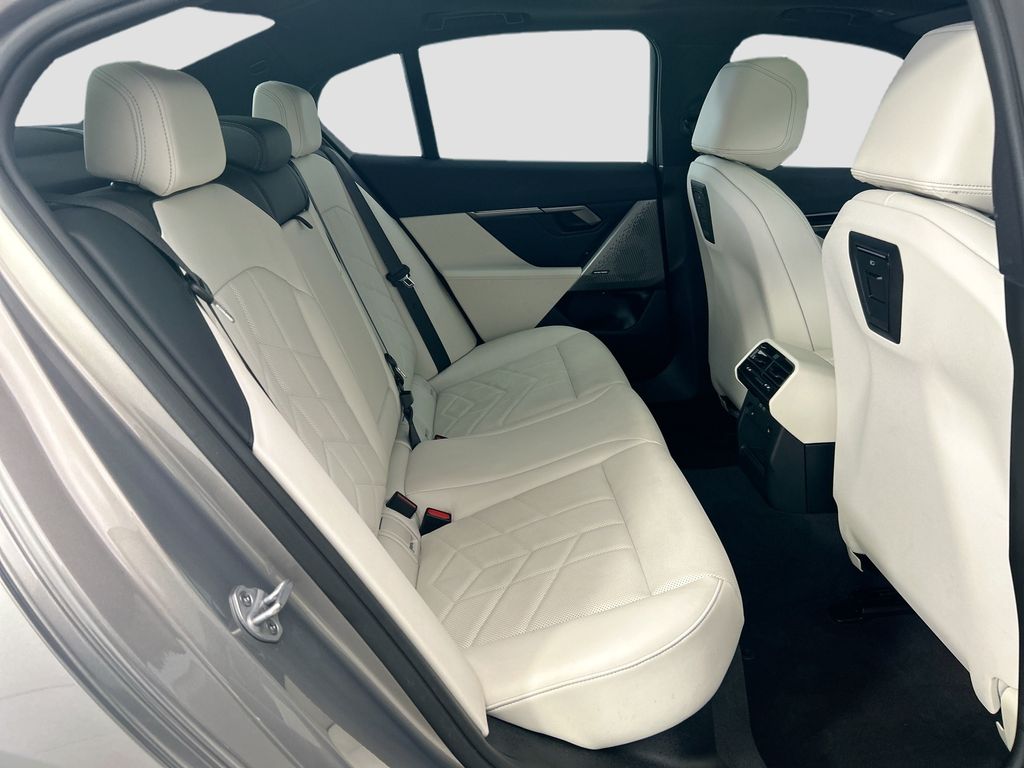 Thumbnail: 2025 BMW 5 Series - 22