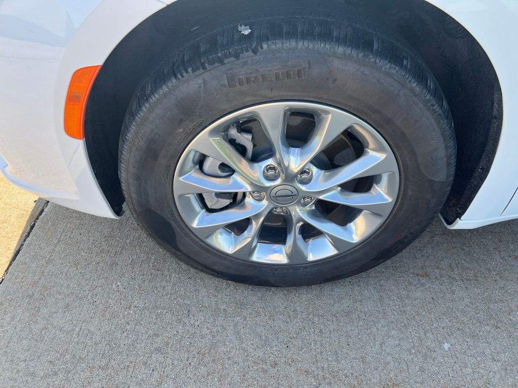 Used 2023 Chrysler Pacifica Van