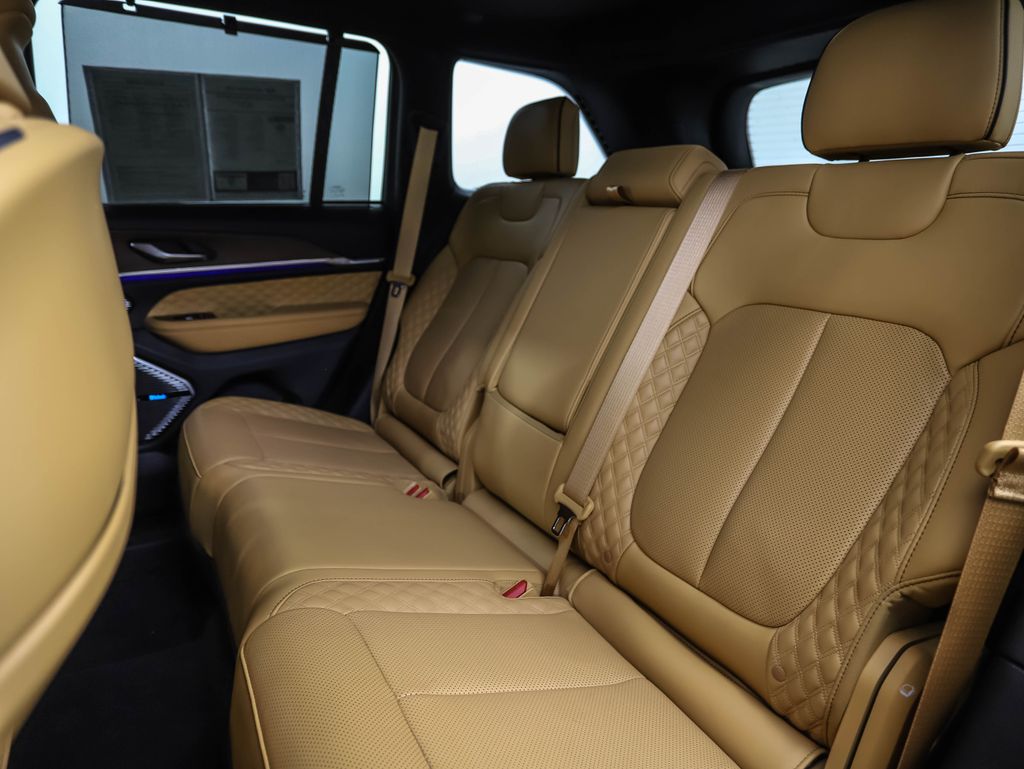 Thumbnail: 2022 Jeep Grand Cherokee - 23