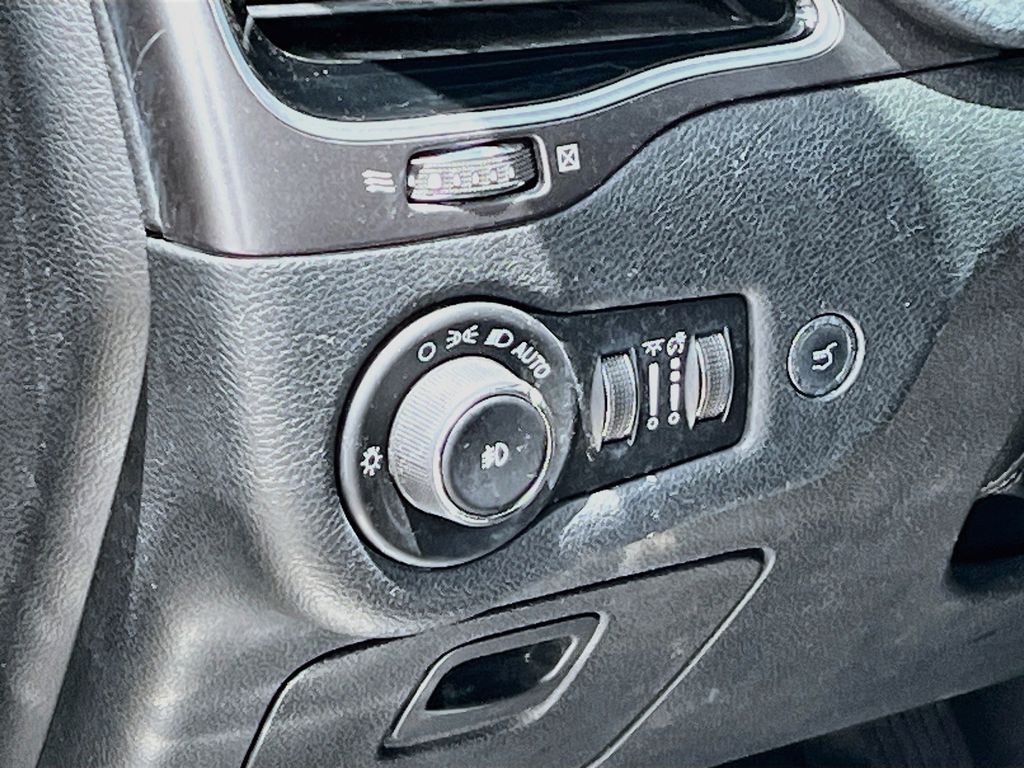 Used 2019 Gray Jeep Limited image 10