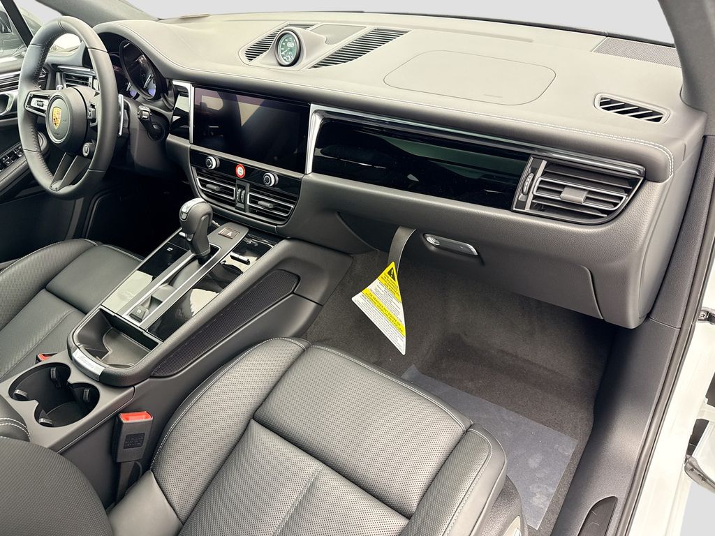 Thumbnail: 2026 Porsche Macan - 20