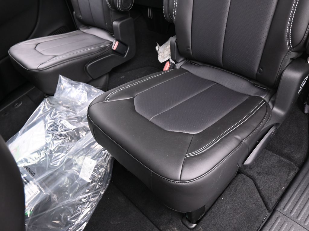 New 2026 Silver Mist Clearcoat Chrysler Select image 28