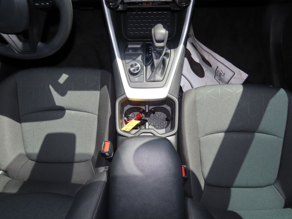 2024 Toyota RAV4 XLE 16