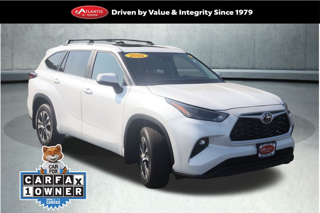 White (Wind Chill Pearl) 2025 Toyota Highlander SUV / Crossover All-Wheel Drive 8-Speed Automatic