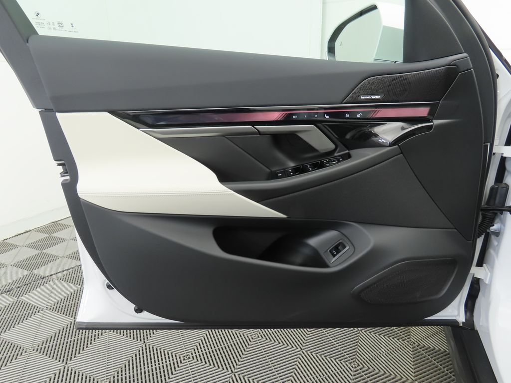 Thumbnail: 2026 BMW i5 - 25
