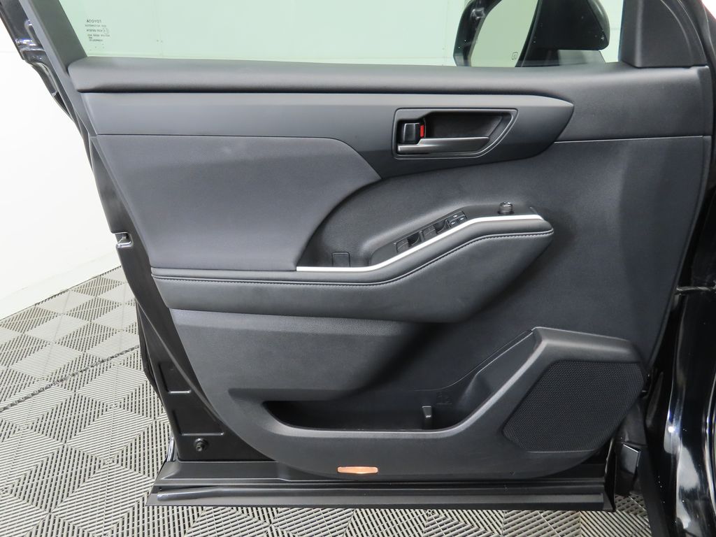 2021 Toyota Highlander LE 24