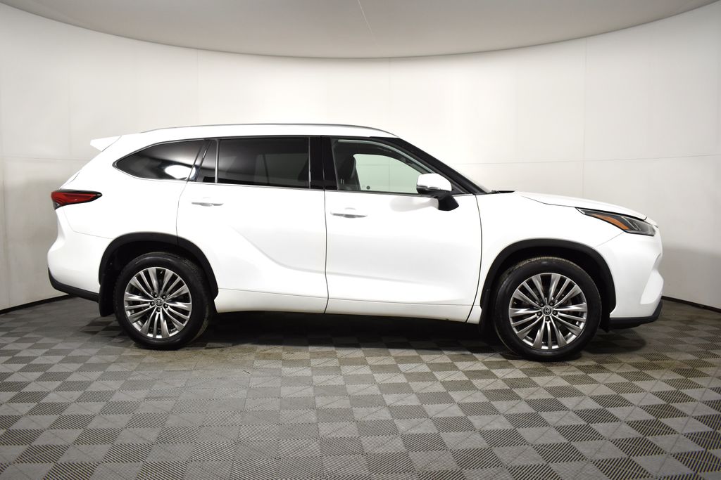 Thumbnail: 2022 Toyota Highlander - 9