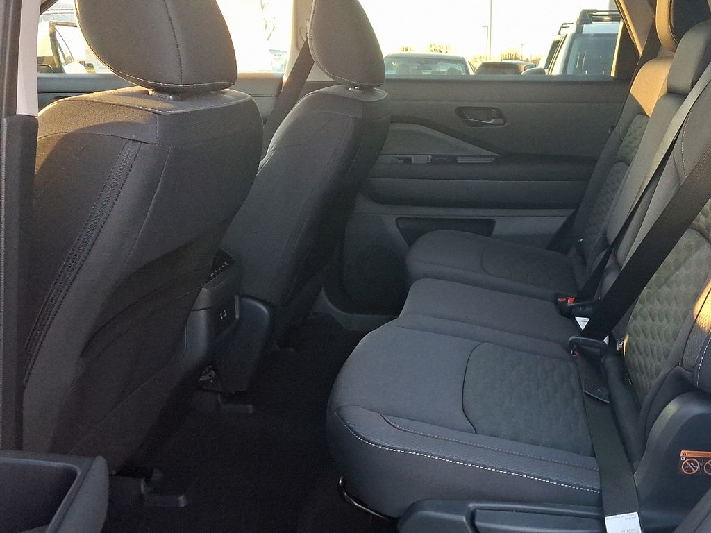2025 Nissan Pathfinder SV 6