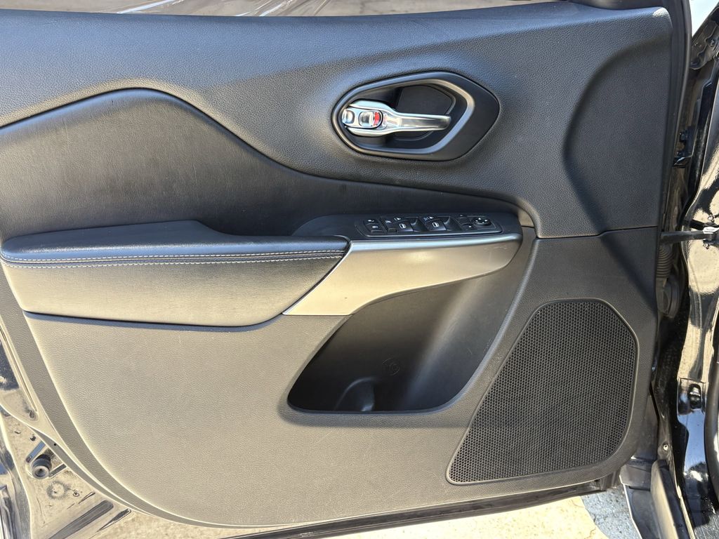 2019 Jeep Cherokee Latitude Black at Durrett Motor Company