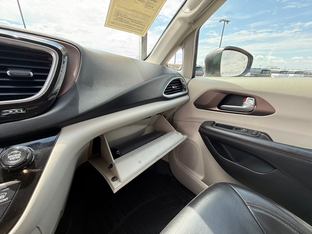 Thumbnail: 2018 Chrysler Pacifica - 30