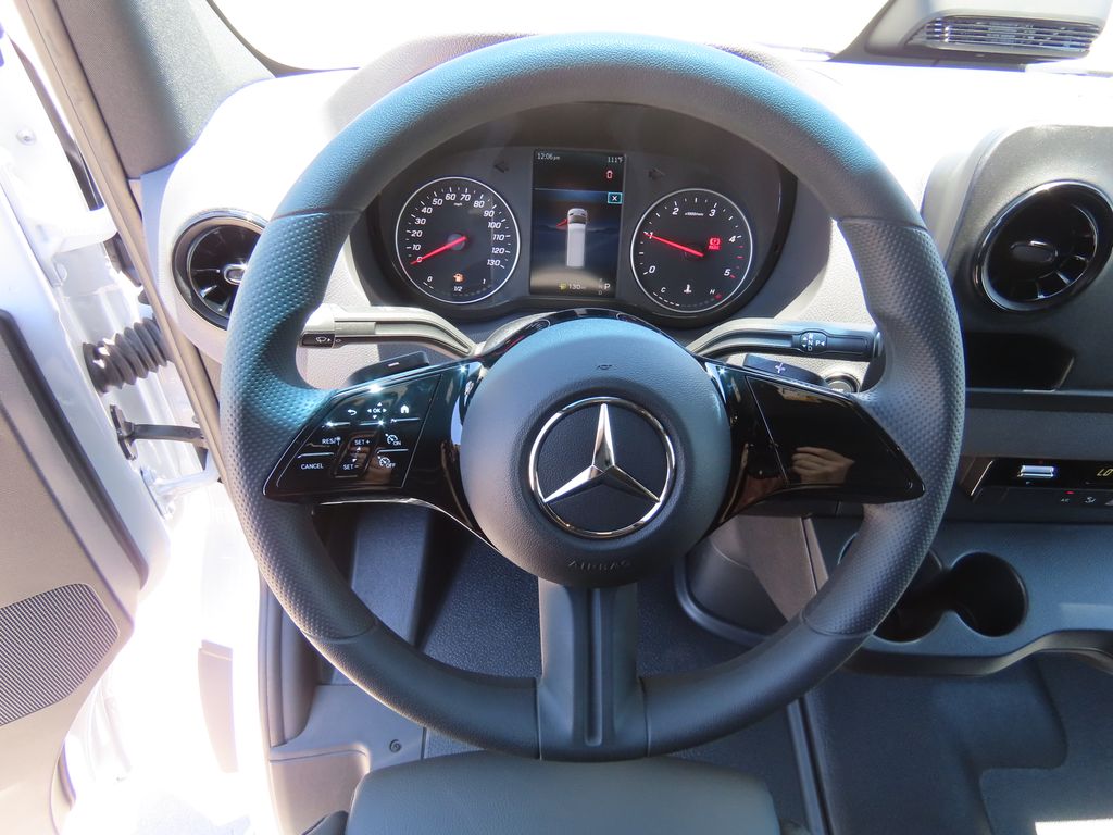 Thumbnail: 2025 Mercedes-Benz Sprinter - 11