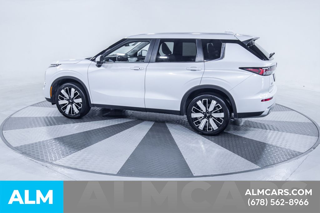 Used 2025 White Mitsubishi SE image 5