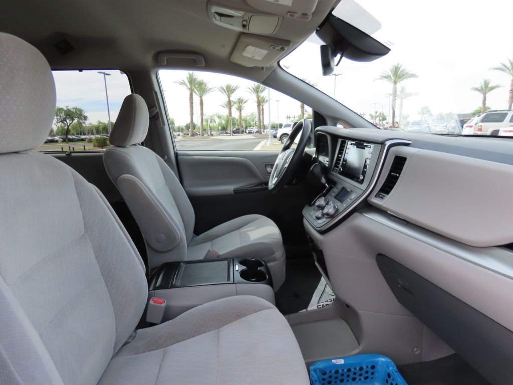 2020 Toyota Sienna LE 19