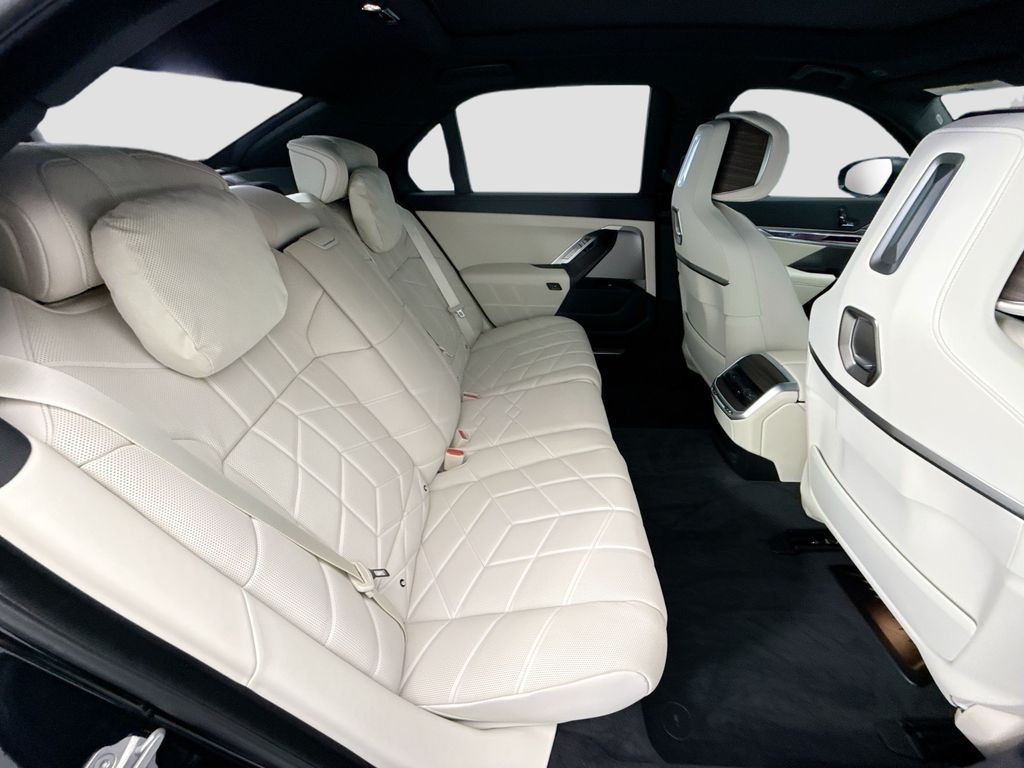 Thumbnail: 2023 BMW i7 - 21