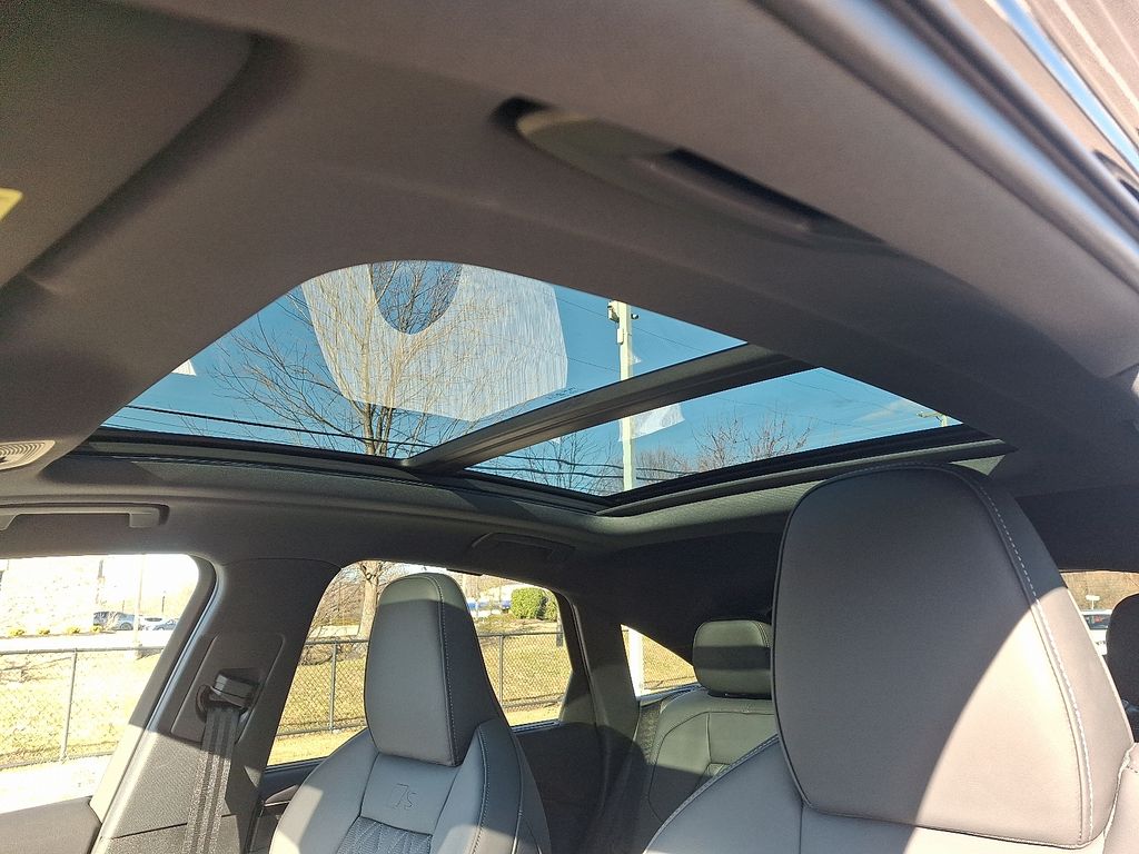 Thumbnail: 2025 Audi SQ5 - 15