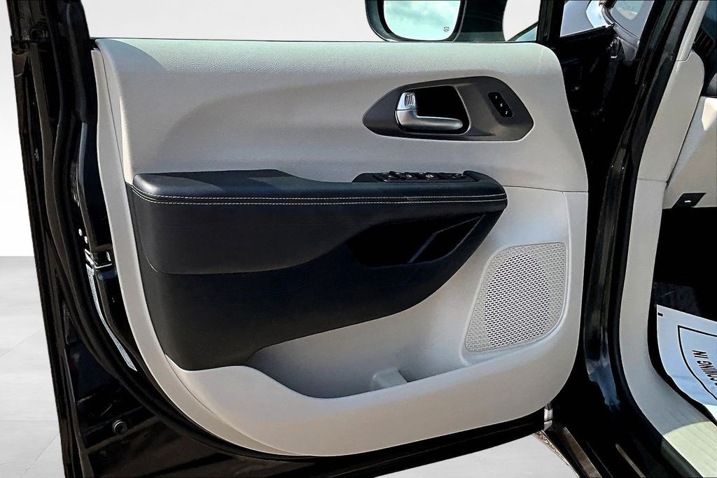 Used 2023 Chrysler Pacifica Van