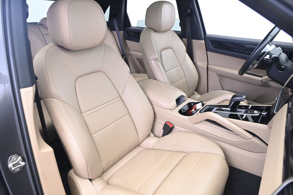 Thumbnail: 2020 Porsche Cayenne - 24