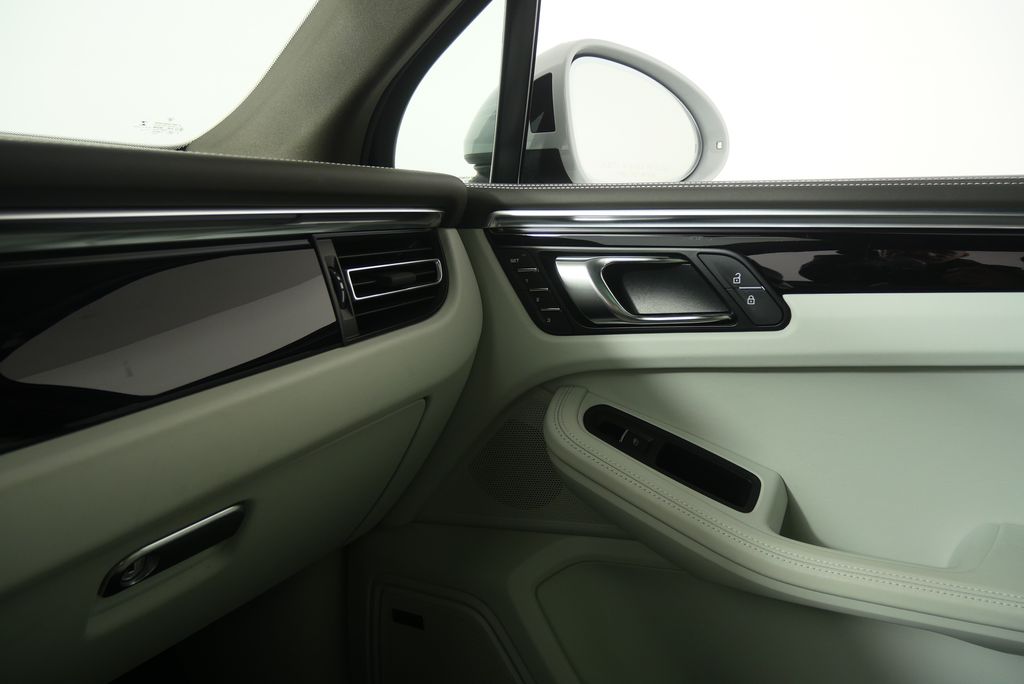 Thumbnail: 2021 Porsche Macan - 29