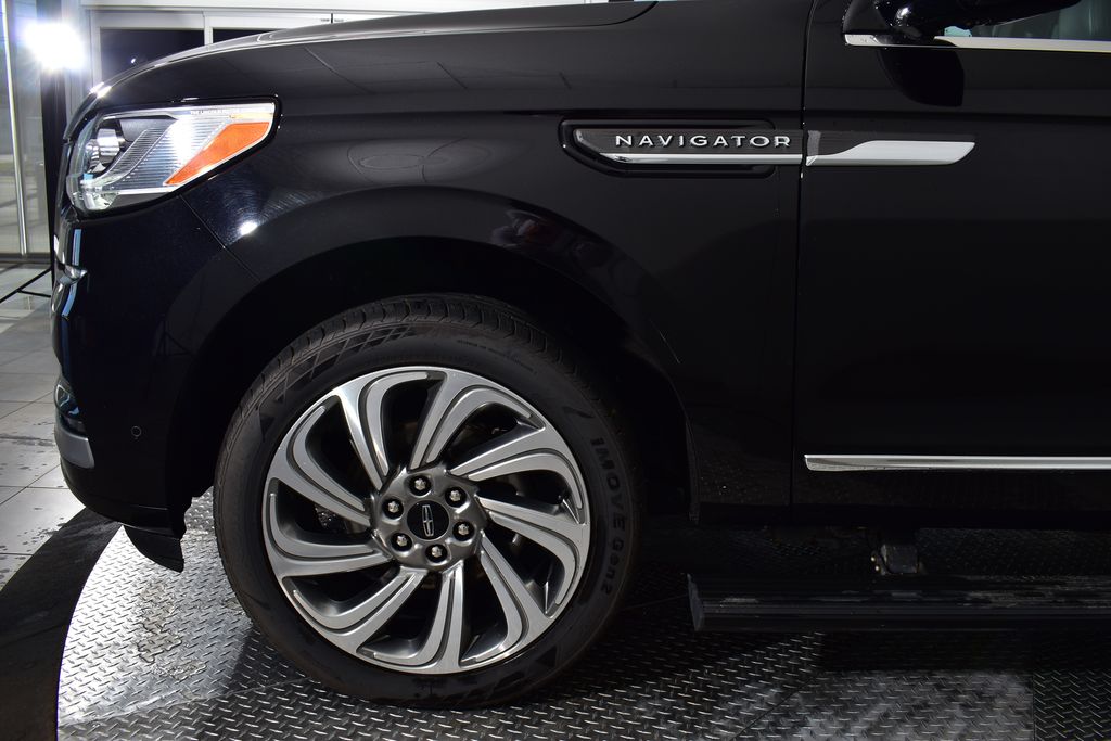 Thumbnail: 2024 Lincoln Navigator L - 9