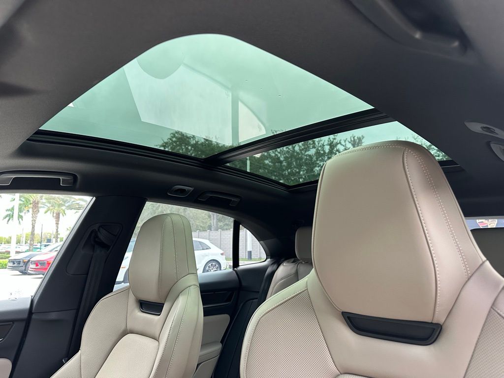 Thumbnail: 2025 Porsche Macan - 22