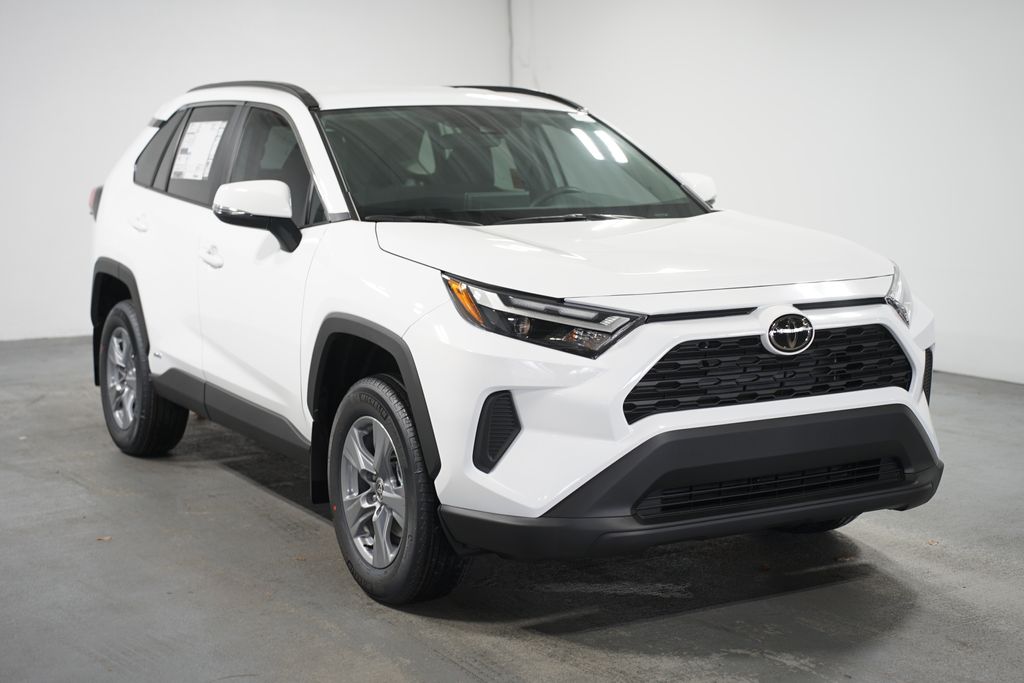 2025 Toyota RAV4 XLE 3