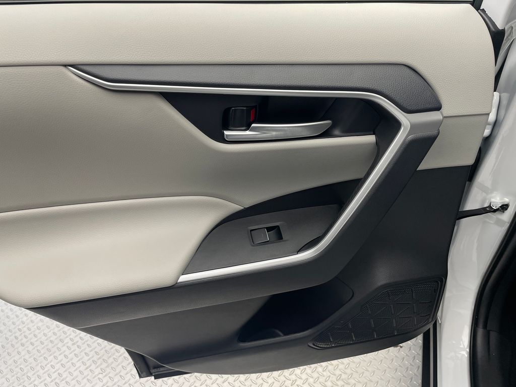 Thumbnail: 2025 Toyota RAV4 - 32