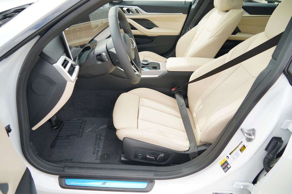 Thumbnail: 2026 BMW i4 - 10