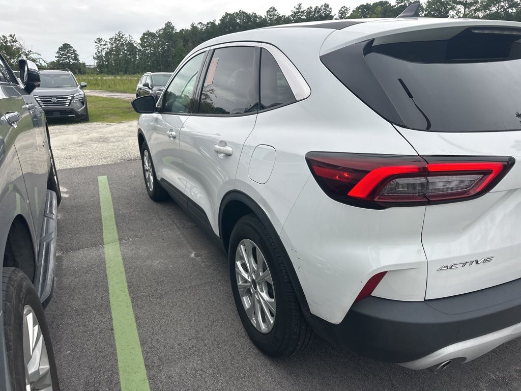 2023 Oxford White Ford Escape Active FWD SUV