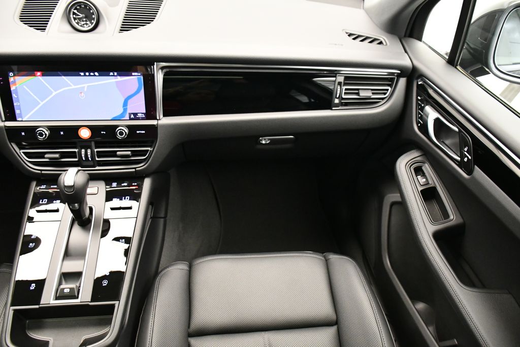 Thumbnail: 2025 Porsche Macan - 23
