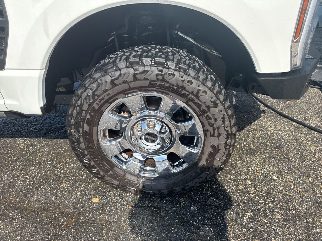 2025 Star White Metallic Tri-Coat Ford Super Duty F-350 SRW Lariat 4X4 Truck