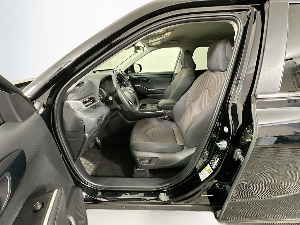 Thumbnail: 2025 Toyota Highlander - 20