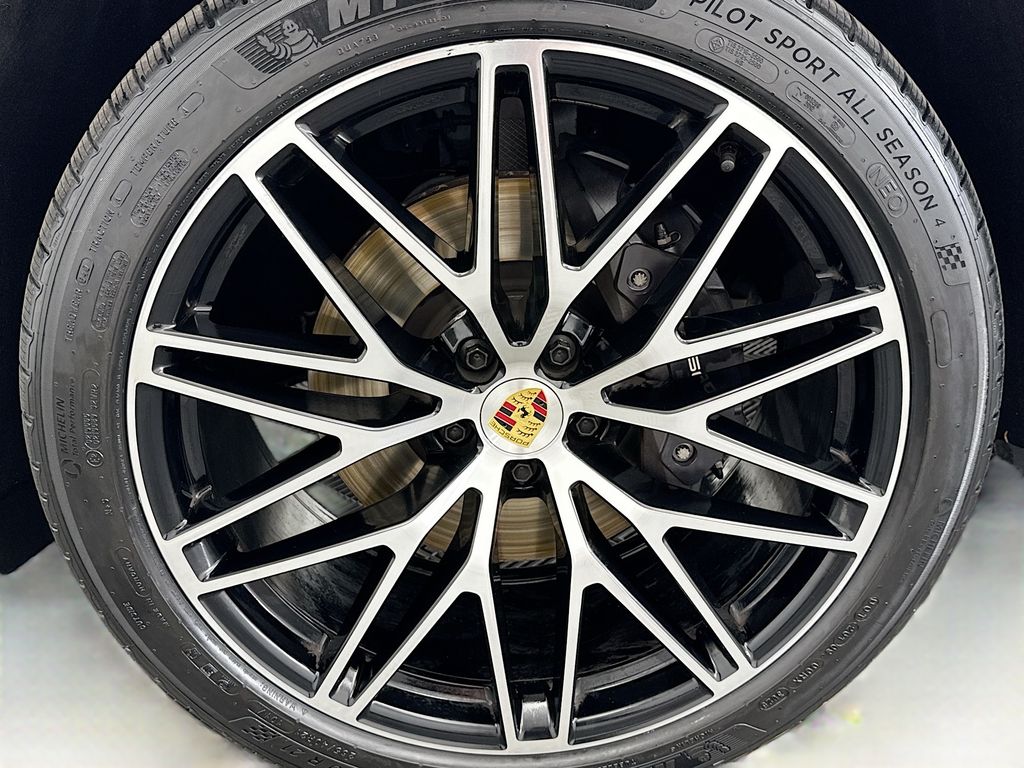 Thumbnail: 2025 Porsche Macan - 31