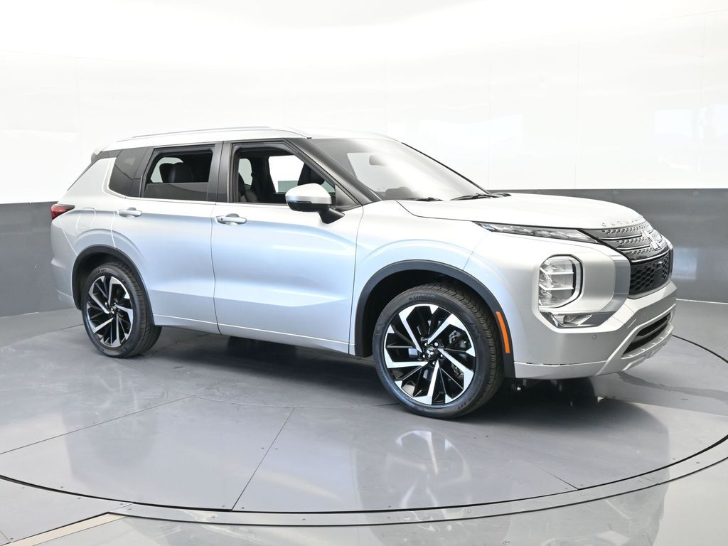 Used 2022 Silver Mitsubishi SEL image 8