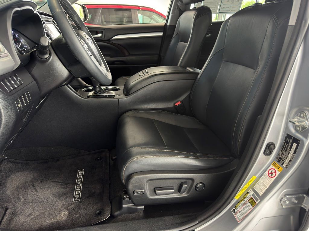 2015 Toyota Highlander XLE V6 Silver at Autostrade