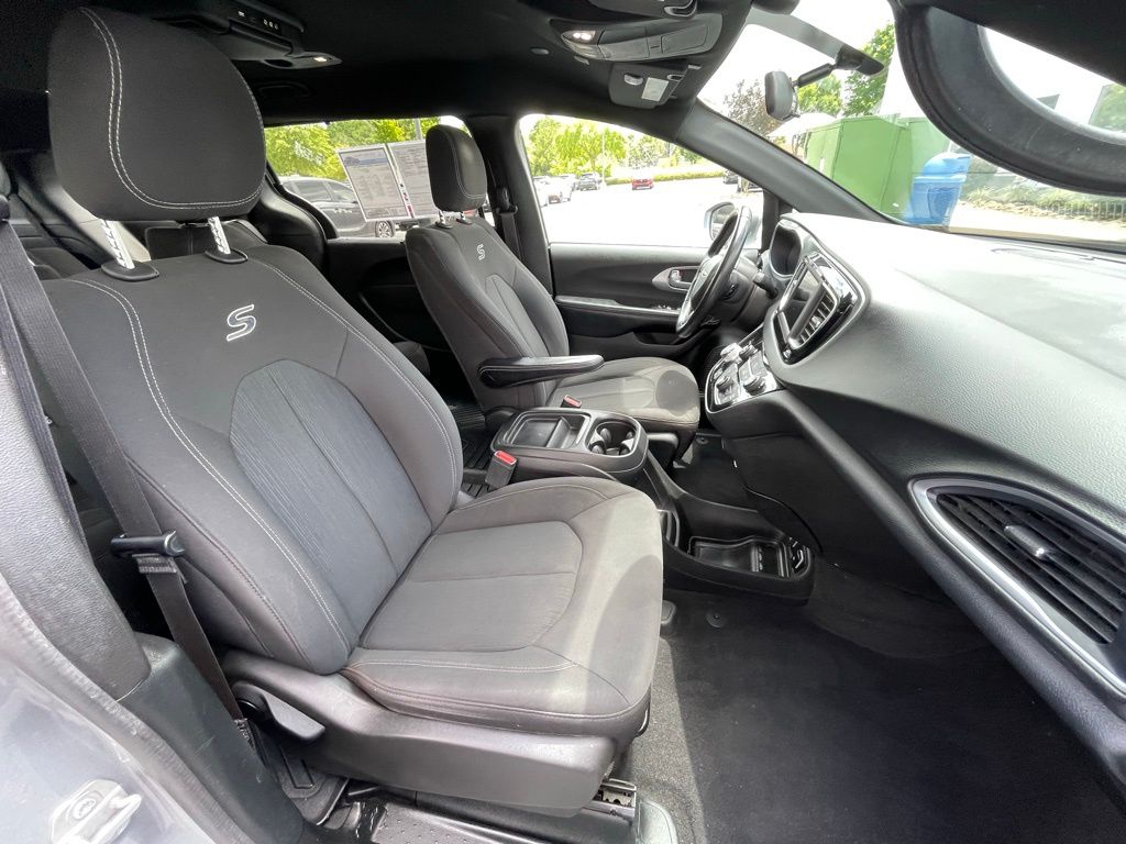 Thumbnail: 2018 Chrysler Pacifica - 32