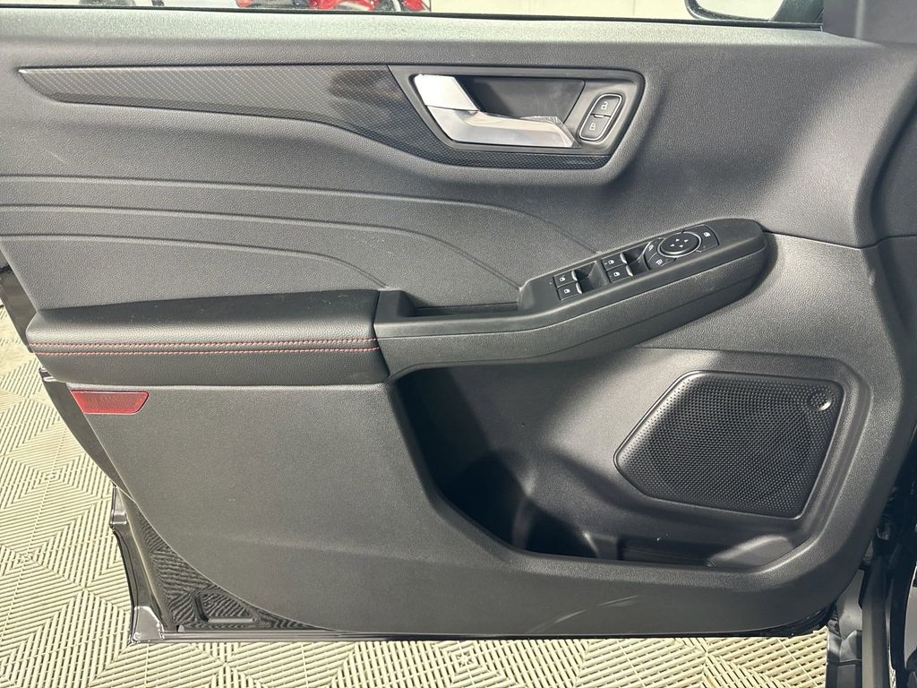 2024 Ford Escape ST-Line photo 14