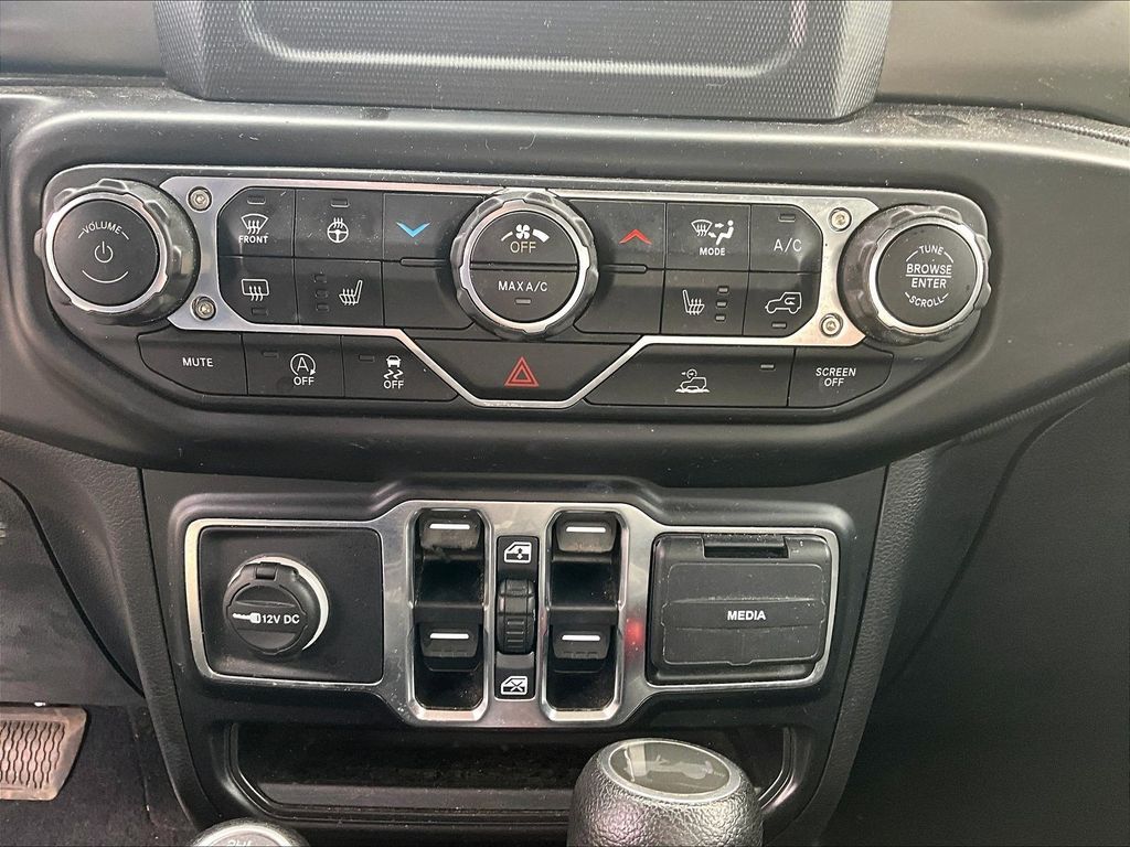 2022 Jeep Wrangler — photo 25