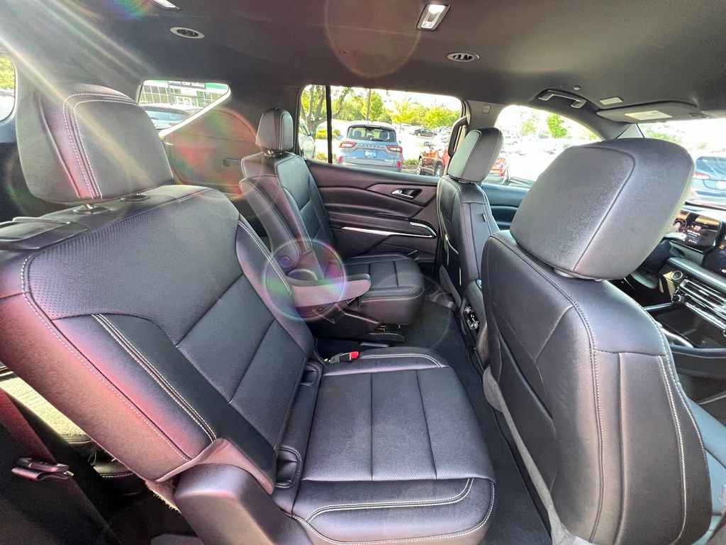 Used 2025 Chevrolet Traverse SUV