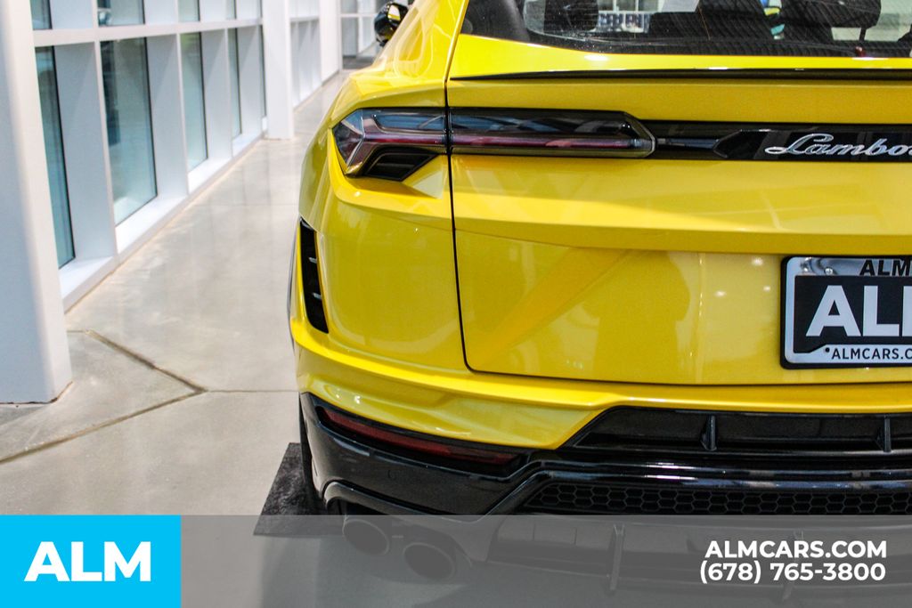 Used 2023  Lamborghini S image 11