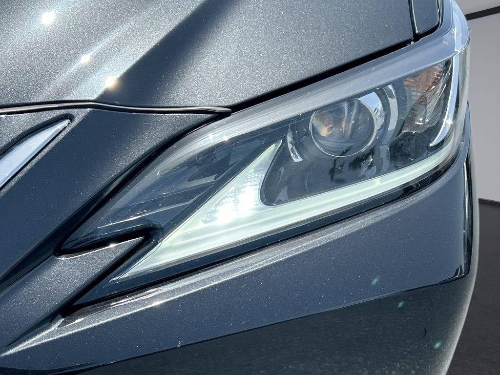 Thumbnail: 2021 Lexus ES - 29