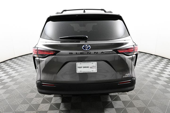 2022 Toyota Sienna XLE 26