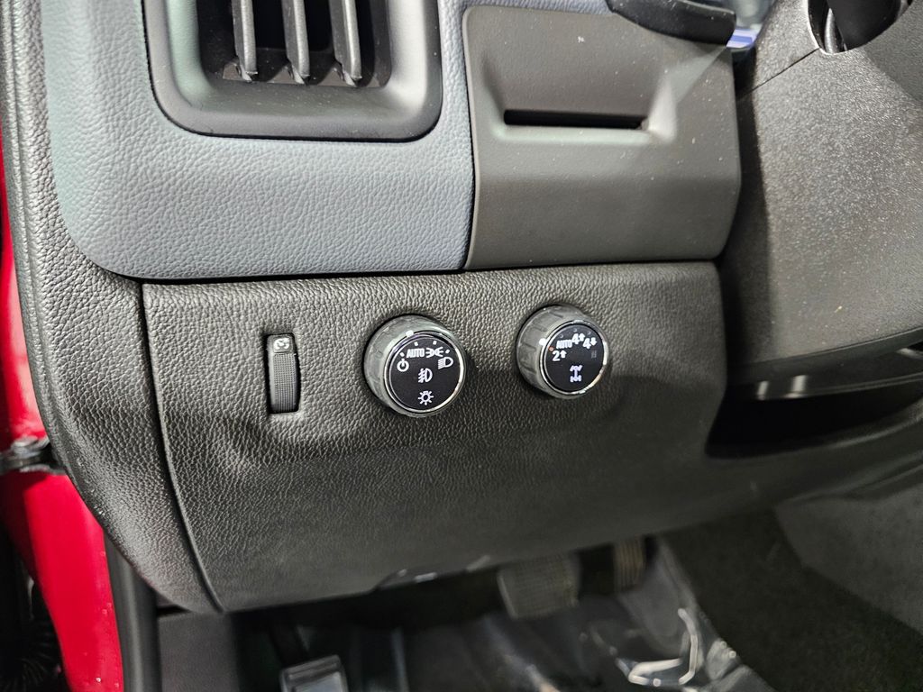 Used 2018 Red Chevrolet Z71 image 24