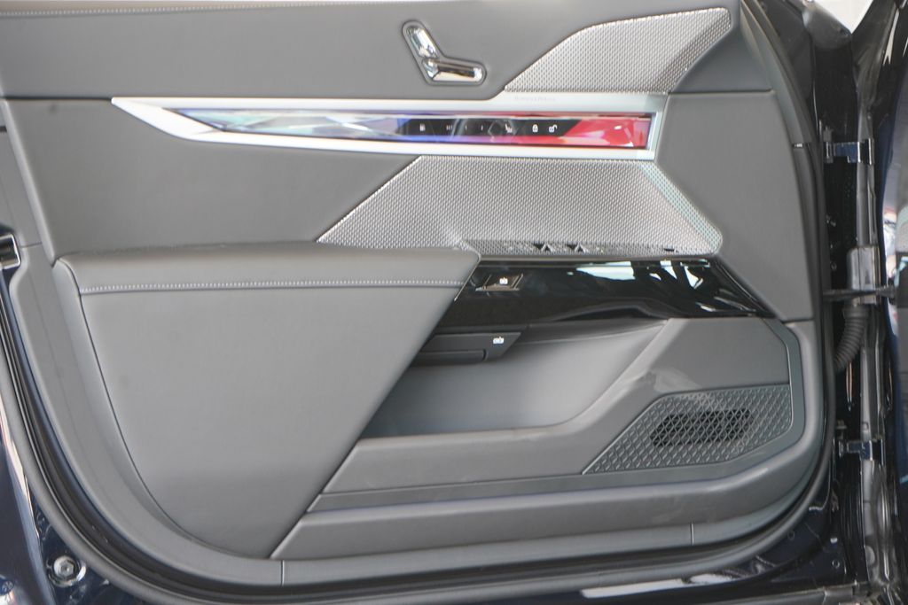 Thumbnail: 2025 BMW 7 Series - 10