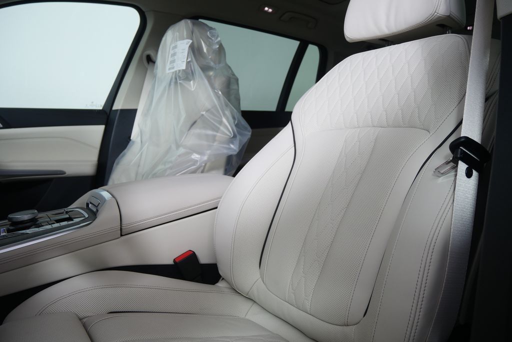 Thumbnail: 2026 BMW X7 - 10