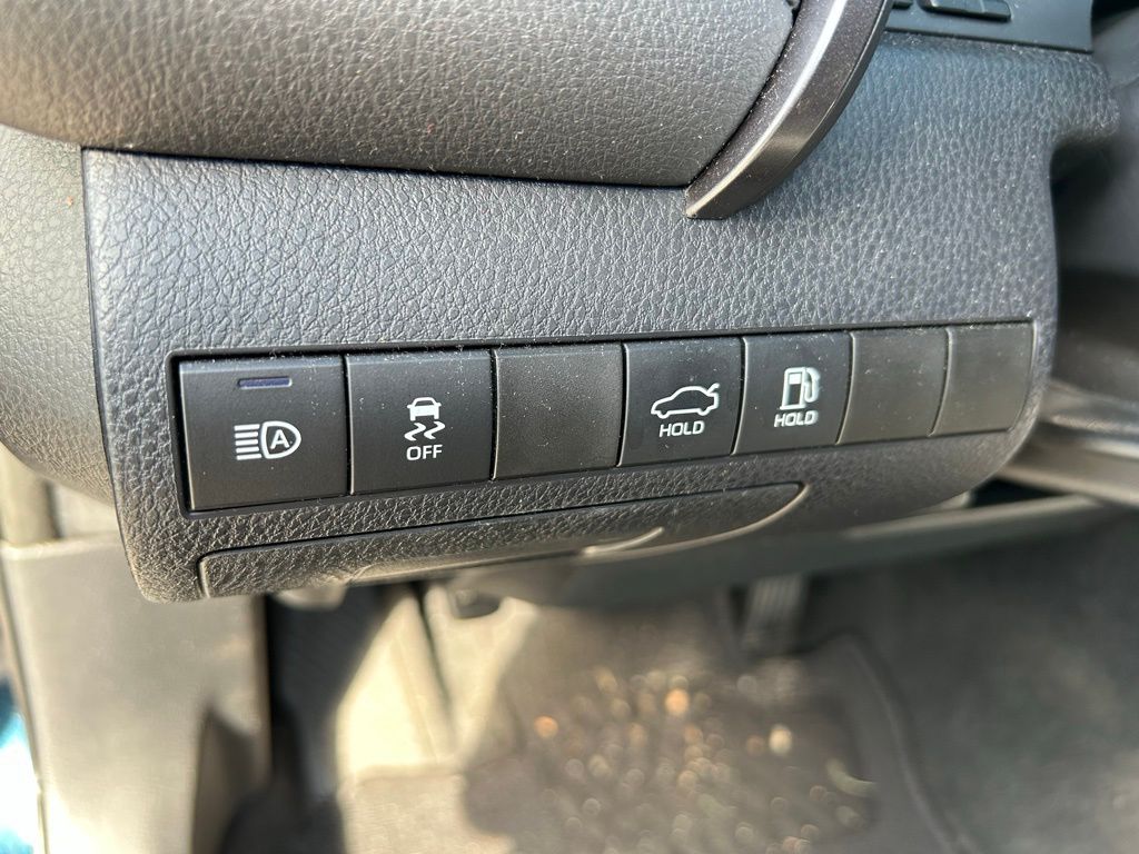 2020 Toyota Camry SE 18
