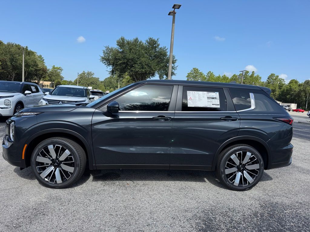 2025 Mitsubishi Outlander SE photo 3
