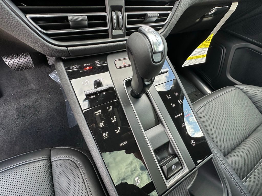 2025 Porsche Macan  21