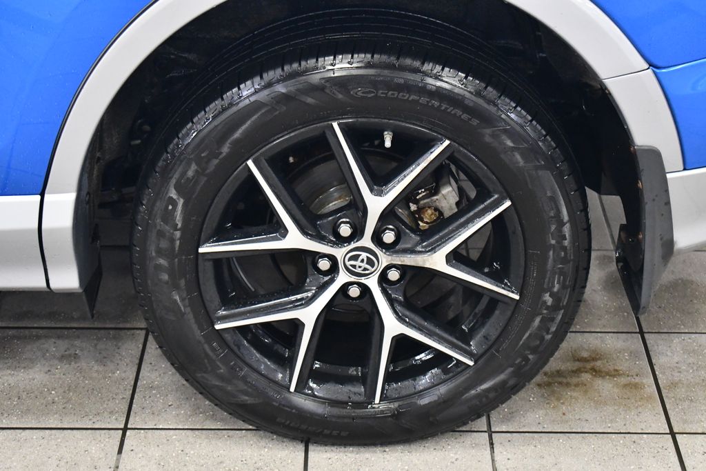 Thumbnail: 2018 Toyota RAV4 - 12