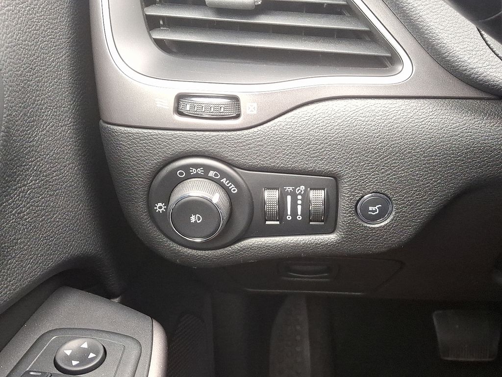 Thumbnail: 2019 Jeep Cherokee - 23